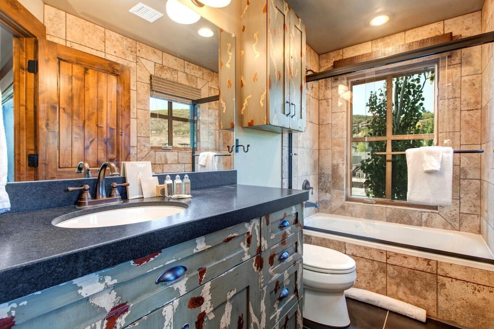 Best Location Steps to Main St Free City Bus to Deer Valley PC Resort Expansive 4 Bedroom Penthouse with Hot Tub BBQ PRH 685 by KBM Resorts - photo 7