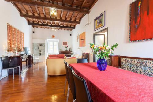 Appartamento via del Teatro Pace — 4-Star Luxury Hotel in Rome, Italy