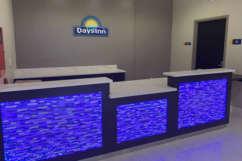 Days Inn & Suites by Wyndham Greater Tomball - photo 3