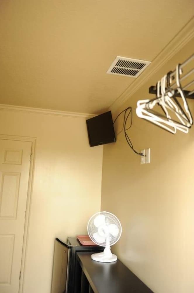 Camelot Inn at Honeyville - photo 8