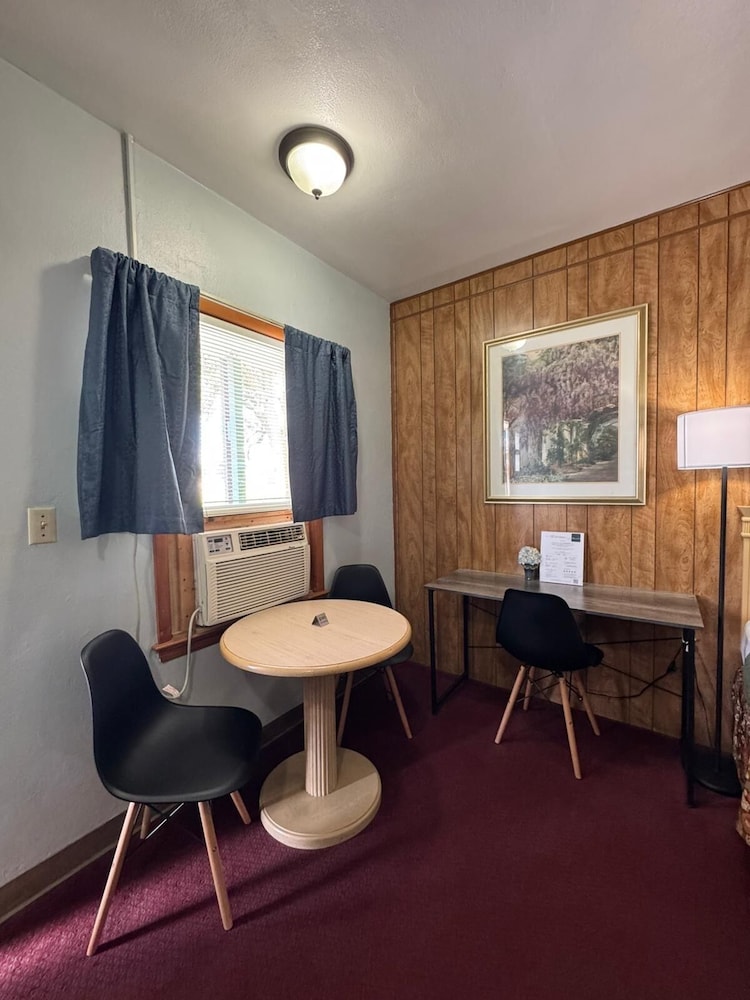 Hillcrest Motel - photo 19