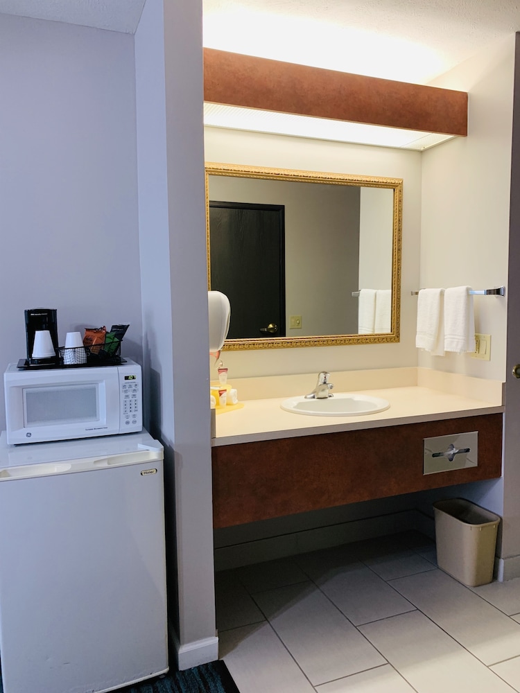 BridgePointe Inn & Suites by BPhotels Lincoln I 80 27th St - photo 5