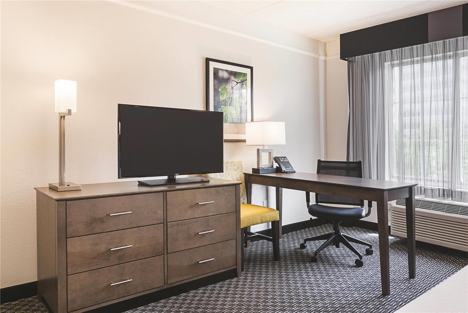 La Quinta Inn & Suites by Wyndham Atlanta Perimeter Medical - photo 20