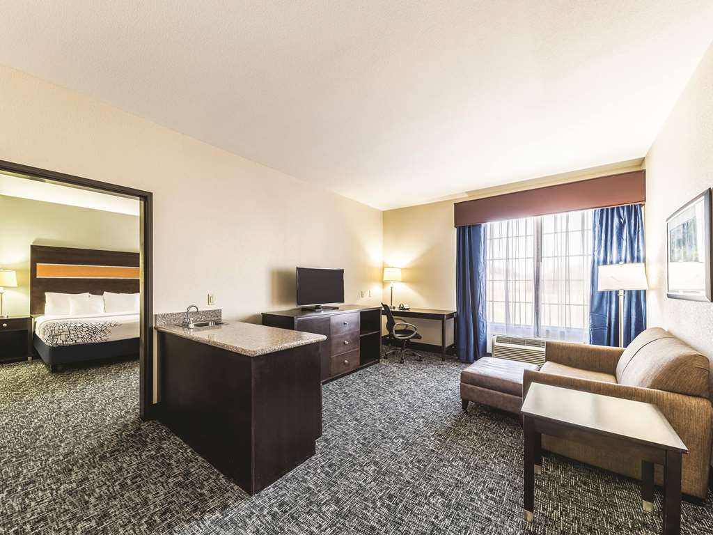 La Quinta Inn & Suites by Wyndham Tulsa Catoosa Route 66 - photo 35