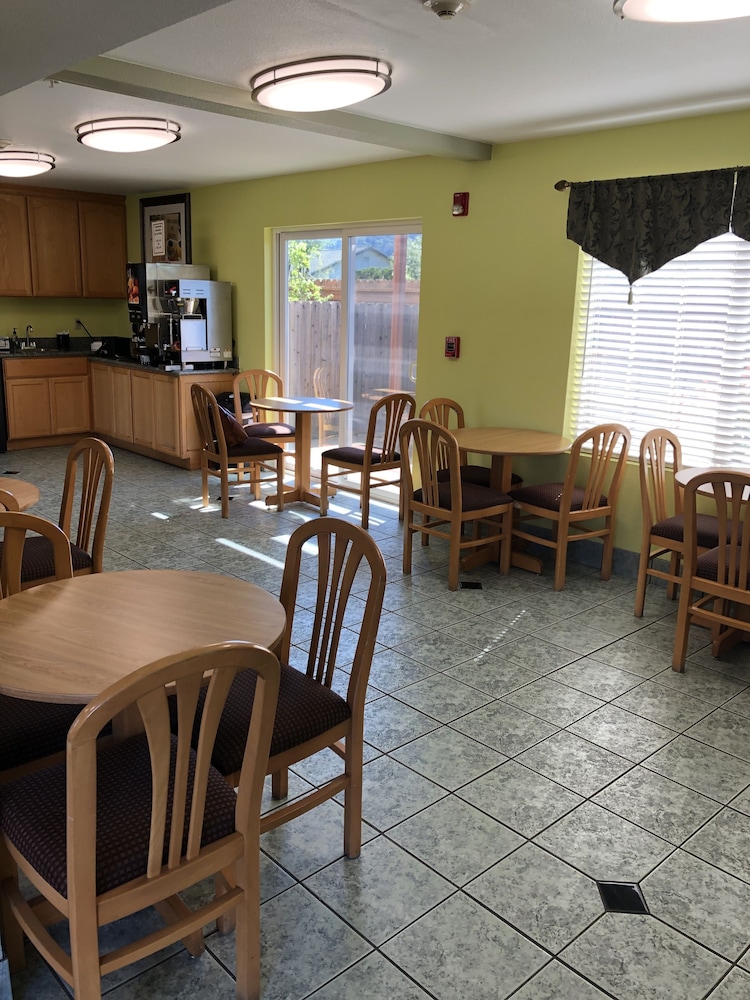 Cloverdale Wine Country Inn & Suites - photo 40