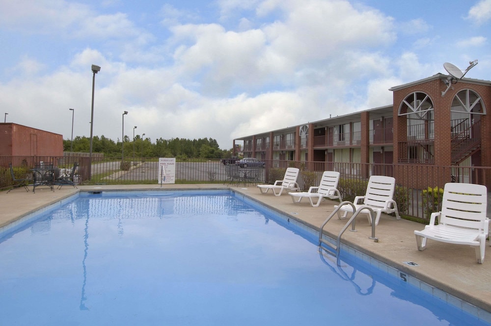 Days Inn by Wyndham Jonesboro AR - photo 2