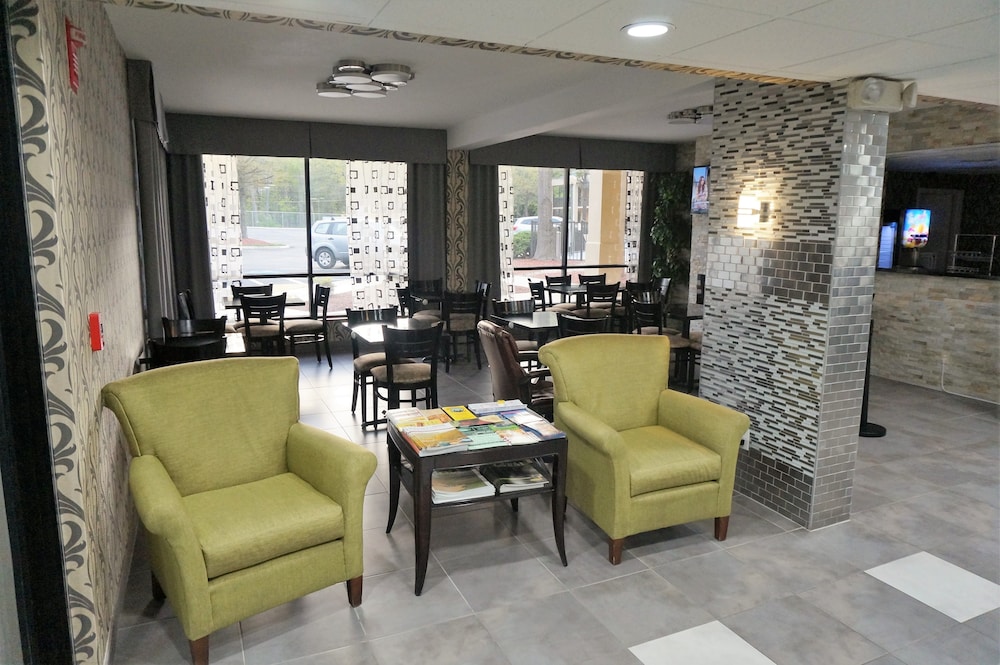 Howard Johnson by Wyndham Greensboro Near the Coliseum - photo 3