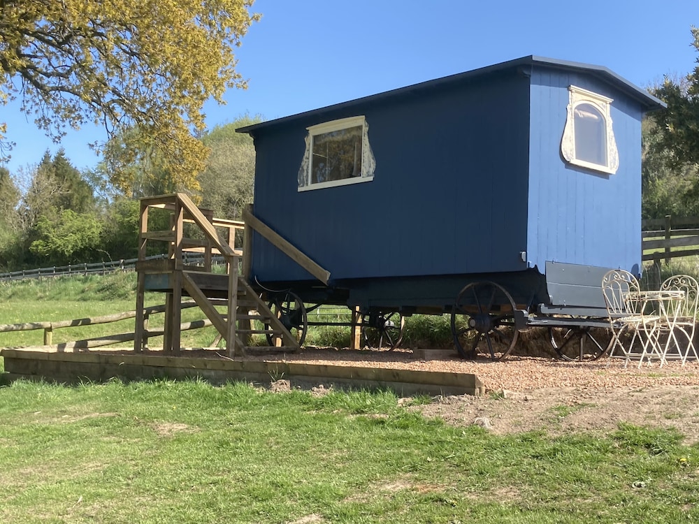 Original Roadsmans Wagon With Breathtaking Views — hotel in Longhope