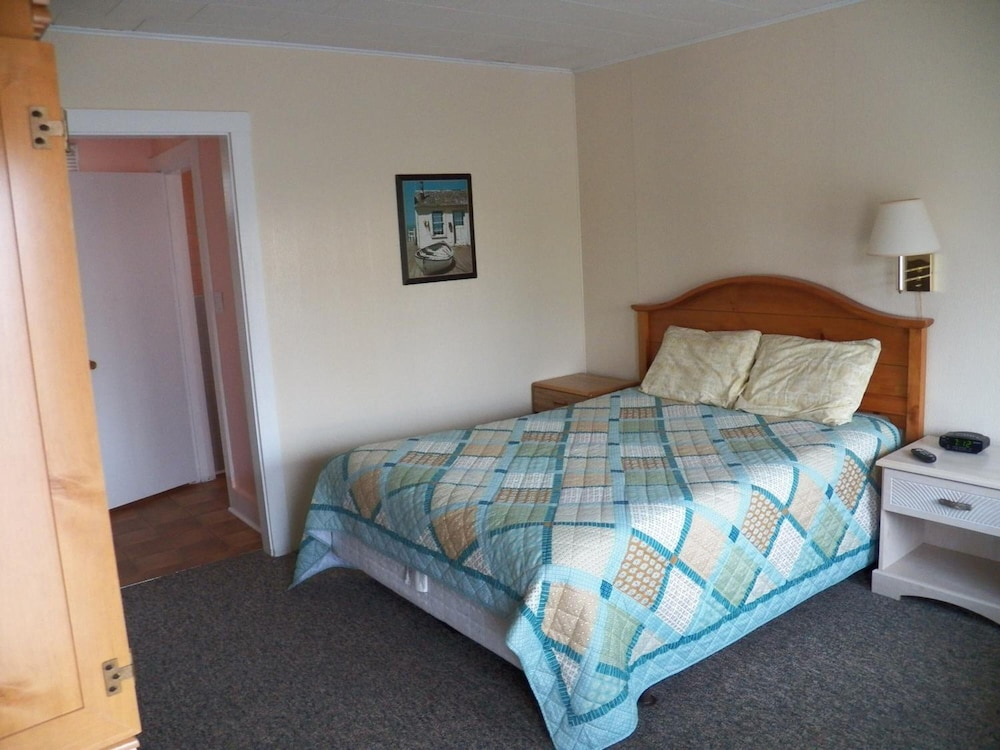Coast Village Inn & Cottages - photo 16