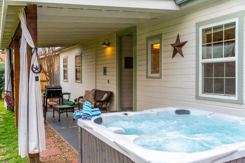 Longhorn Lodge Fire Pit & Hot Tub — 4-Star Luxury Hotel in Fredericksburg, United States