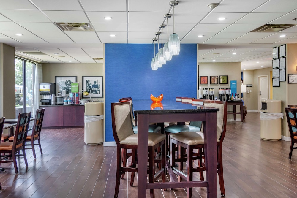 Hampton Inn Adel - photo 18