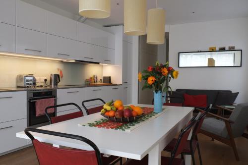 Bright and Elegant 2 Bedroom Flat near Notting Hill — 4-Star Luxury Hotel in London, United Kingdom