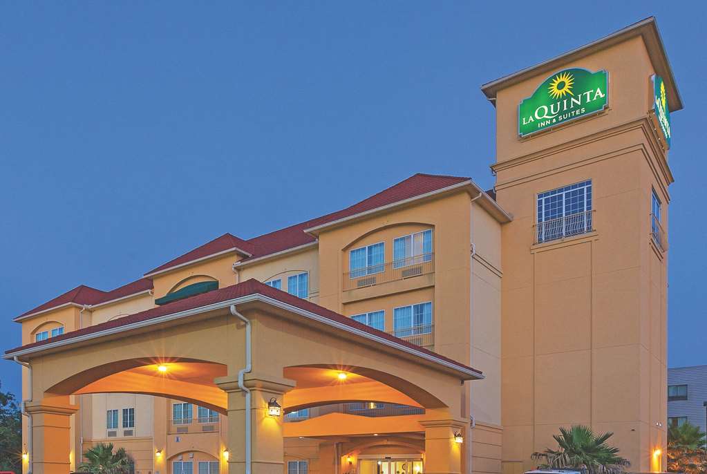 La Quinta Inn & Suites by Wyndham Columbus TX - featured photo