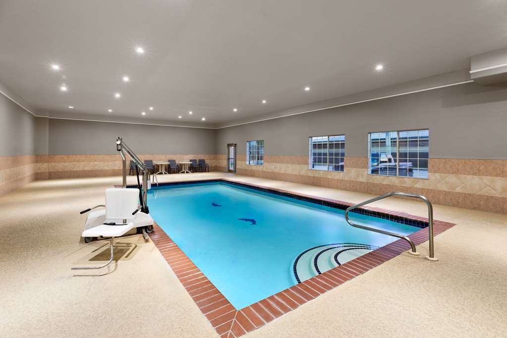La Quinta Inn & Suites by Wyndham Deer Park - photo 9