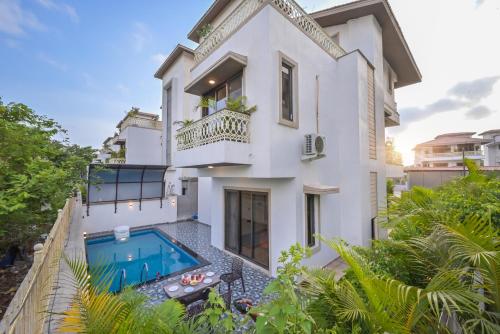 Stone by Tranq Villas 4BHK Infinity Pool Retreat at Lonavala — 4-Star Luxury Hotel in Lonavla, India