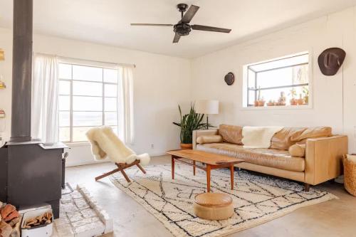 Navigate Stays retreat W Hot Tub Bobs Homestead — 4-Star Luxury Hotel in Joshua Tree, United States