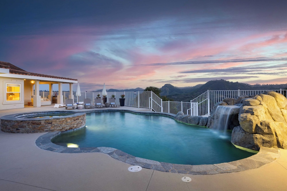 Pool Views Hot Tub Fire Pit Arcade Vista Clara by AvantStay in Temecula, United States