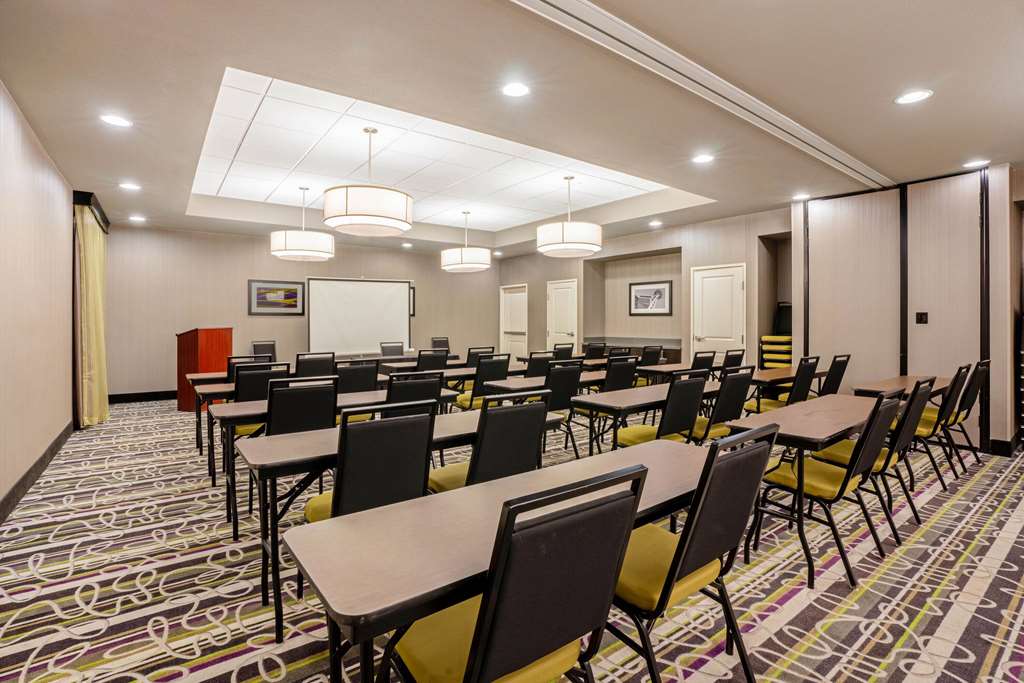 La Quinta Inn & Suites by Wyndham Tumwater Olympia - photo 32