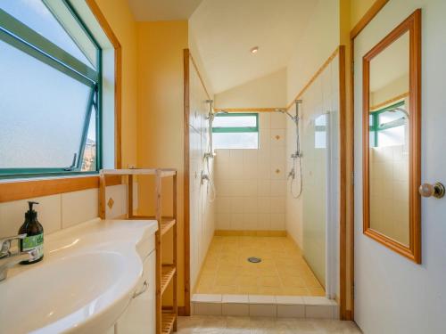 Sensational on Centennial Whitianga Holiday Home — 4-Star Luxury Hotel in Whitianga, New Zealand