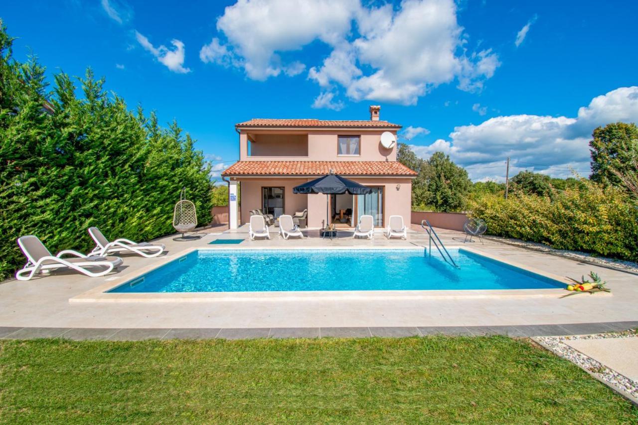 Villa Moki Mit Privatem Beheizbarem Pool — 4-Star Luxury Hotel in Marcana, Croatia