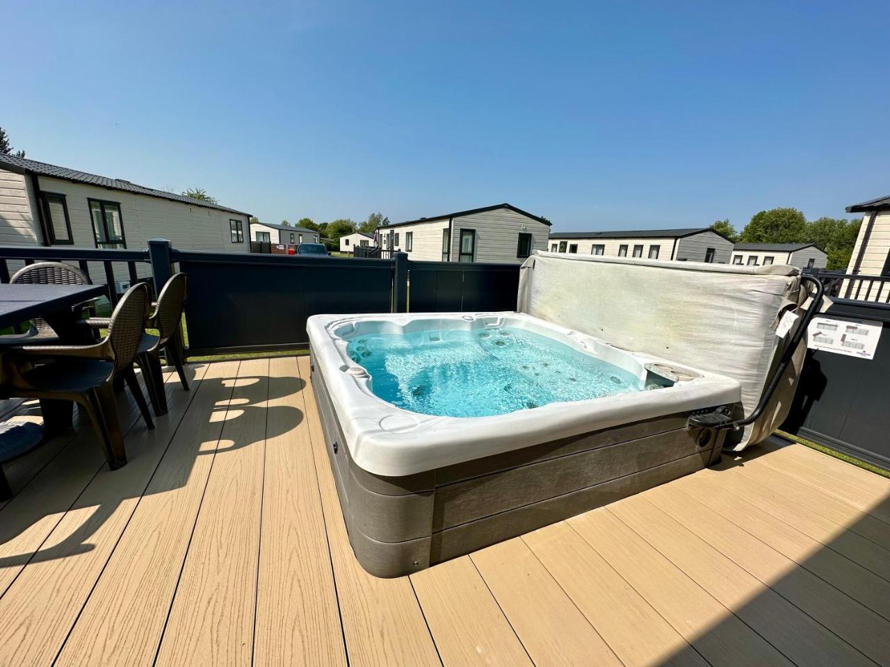 The Boat House Hot Tub Lodge — 4-Star Luxury Hotel in South Cerney, United Kingdom