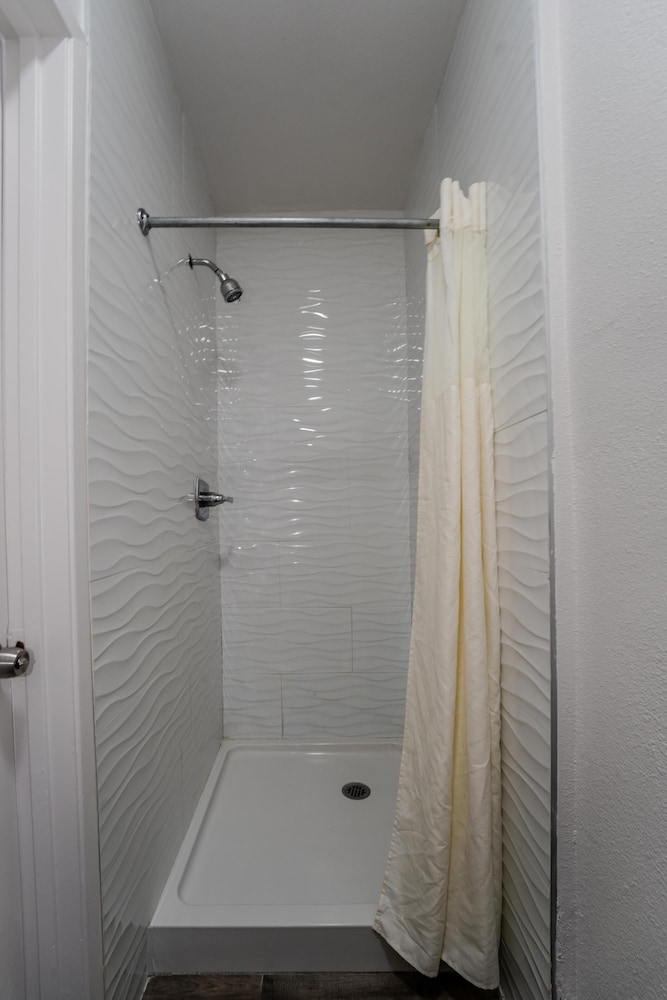 Monterey Surf Inn - photo 10