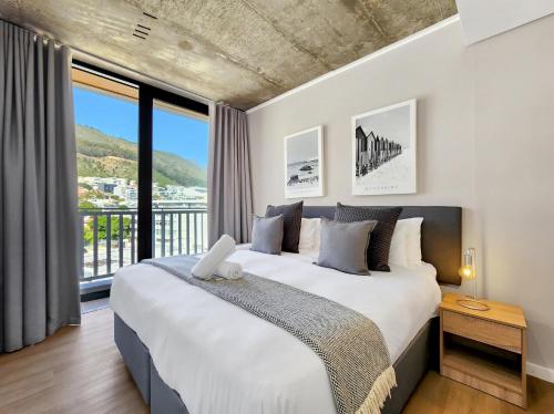 Sea Point Modern 2 Bed with Ocean Mountain Views