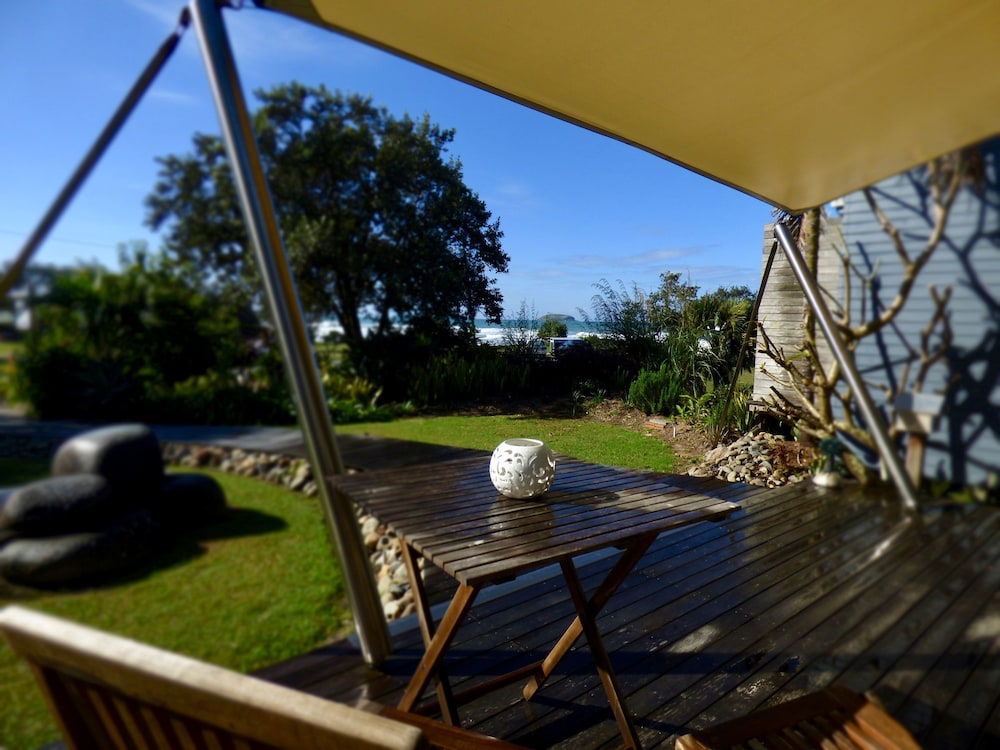 Arthouse Beachfront Accommodation — 4-Star Luxury Hotel in Emerald Beach, Australia