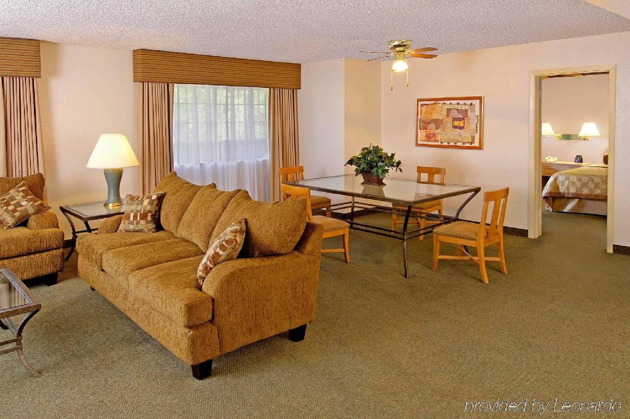 Embassy Suites Phoenix North - photo 8