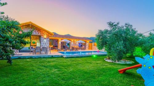 Saribelen Village 2 Bedroom Villa with Private Garden and Pool — 4-Star Luxury Hotel in Kalkan, Turkey