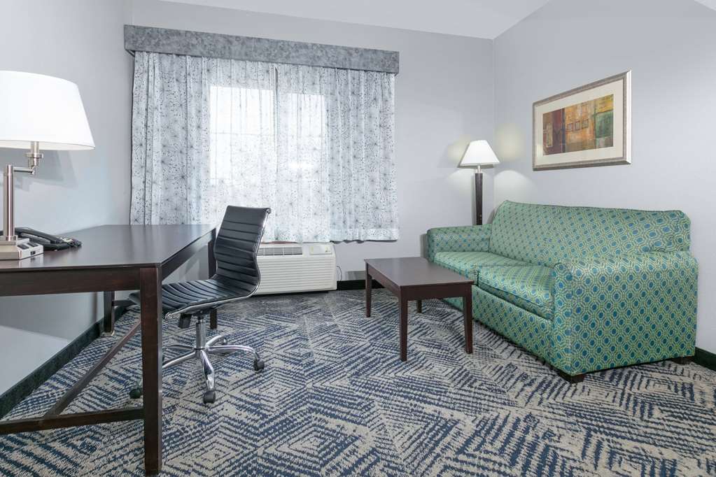 La Quinta Inn & Suites by Wyndham Tulsa Airpt Expo Square - photo 51