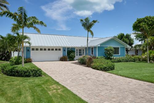 Stunning Golf Course Villa with Pool — 4-Star Luxury Hotel in Sanibel, United States