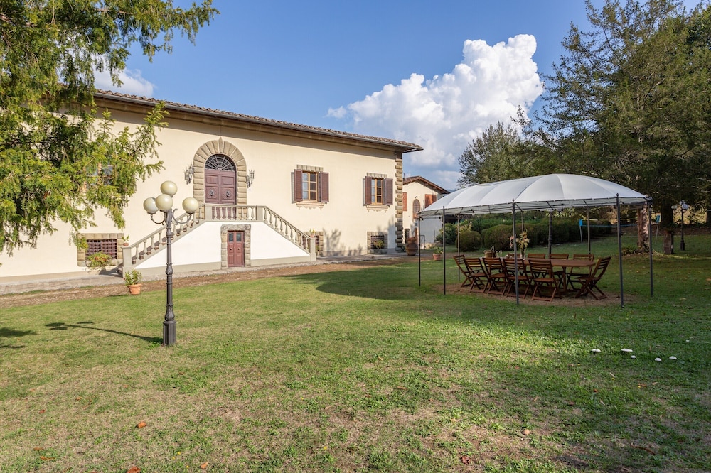 Villa Eugenia Tuscany with private Pool Sauna & Gym — 4-Star Luxury Hotel in Vicchio, Italy