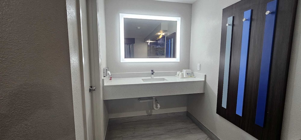 Days Inn by Wyndham Indianapolis East Post Road - photo 5