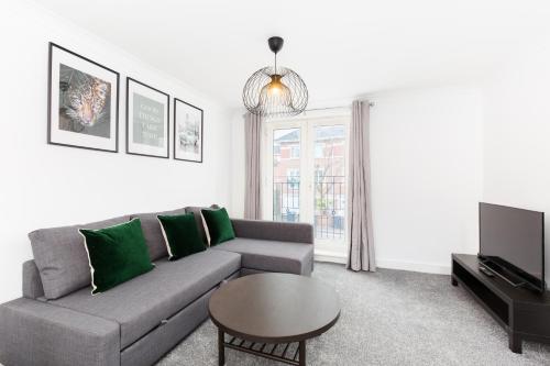 Newly Renovated 4 Bedroom Anchor House Close to JQ Birmingham City Centre Groups & Contractors — 4-Star Luxury Hotel in Birmingham, United Kingdom
