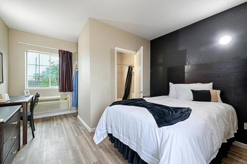 Hotel Dilley Grand - photo 25