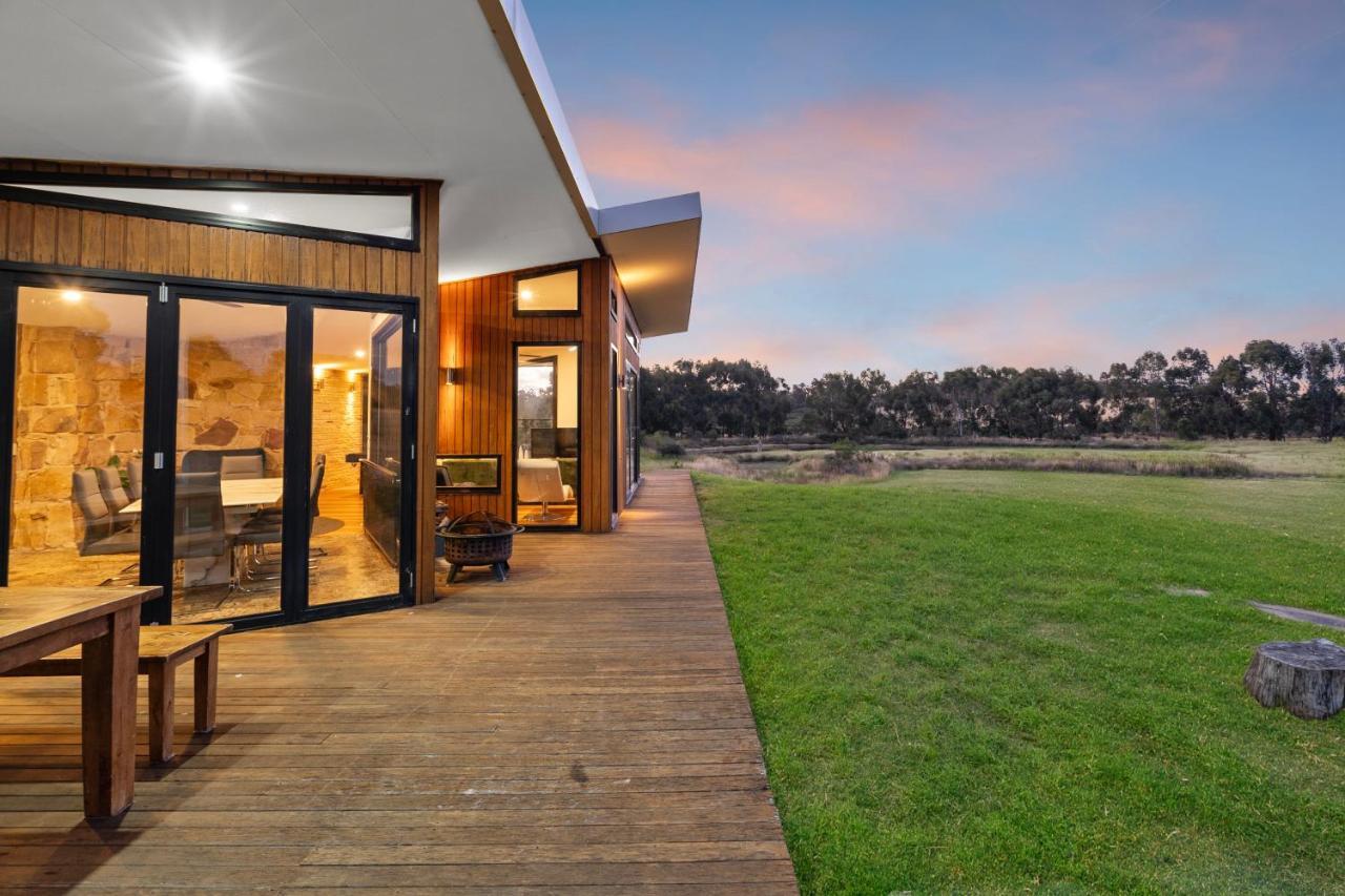 Unique And Modern Farm Stay With Pool And Foosball And Yard — Buninyong