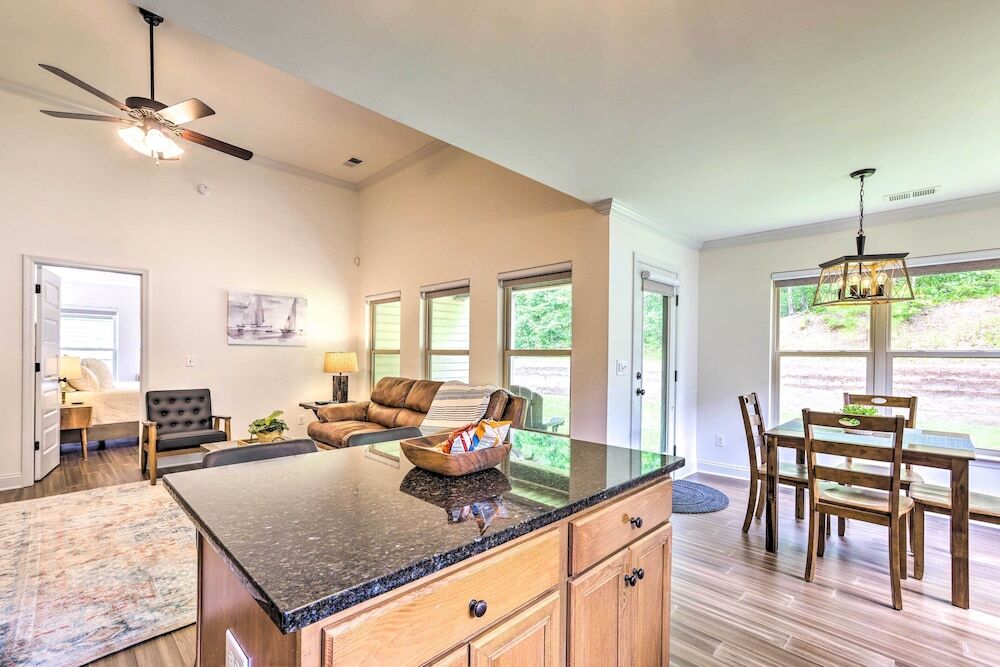 Family Friendly Calera Getaway with Game Room — hotel in Calera