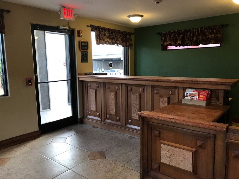 Sky Palace Inn and Suites Laredo - photo 4
