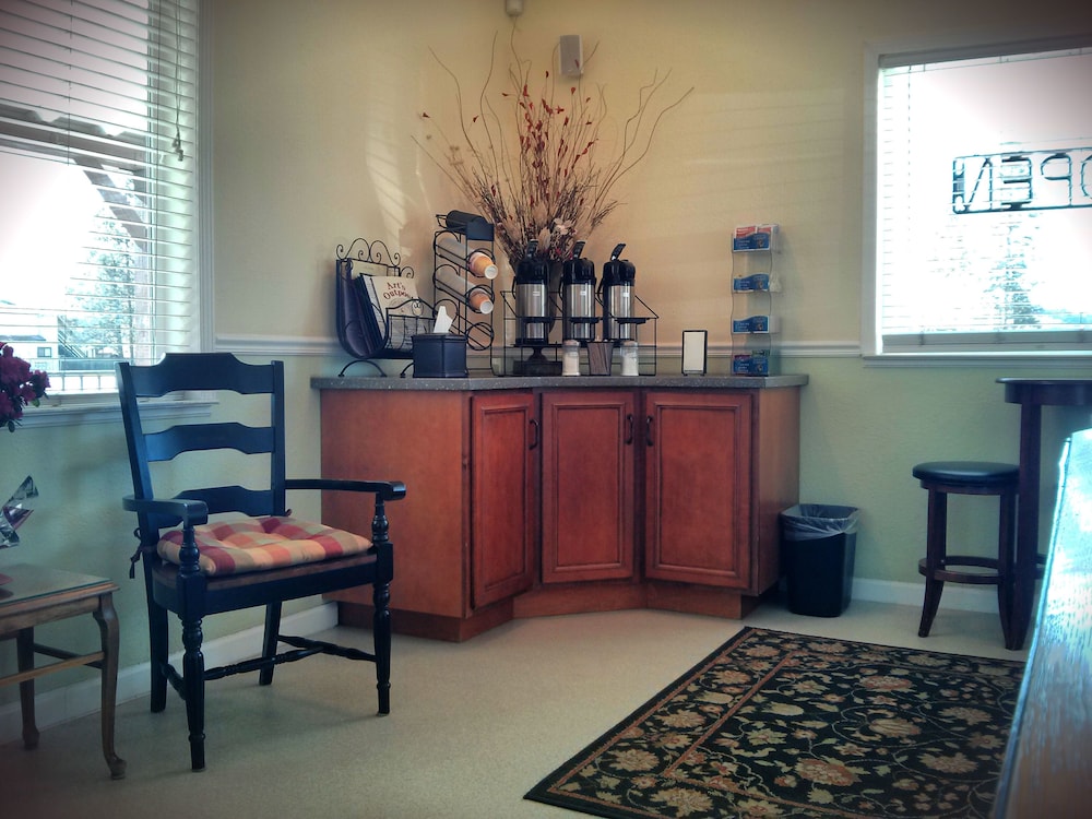 Green Gables Motel & Suites - photo 3