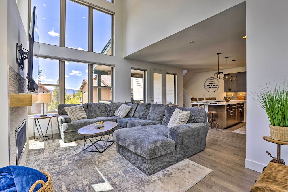 Modern Townhome 4 Mi to Winter Park Resort Fraser in Fraser, United States