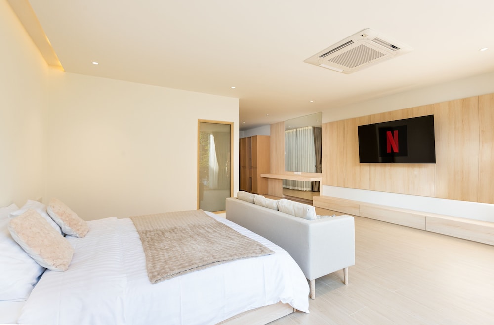 Spacious 4BR Muji Home With Loft & Pool in Ekkamai