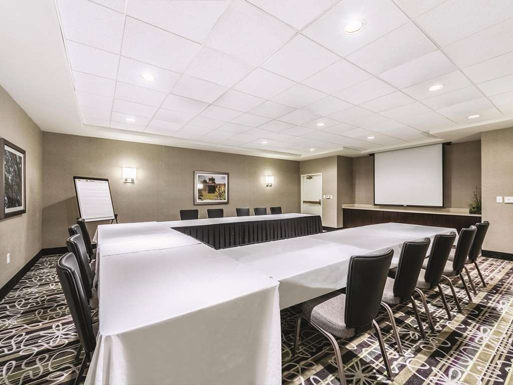 La Quinta Inn & Suites by Wyndham San Antonio Downtown - photo 39
