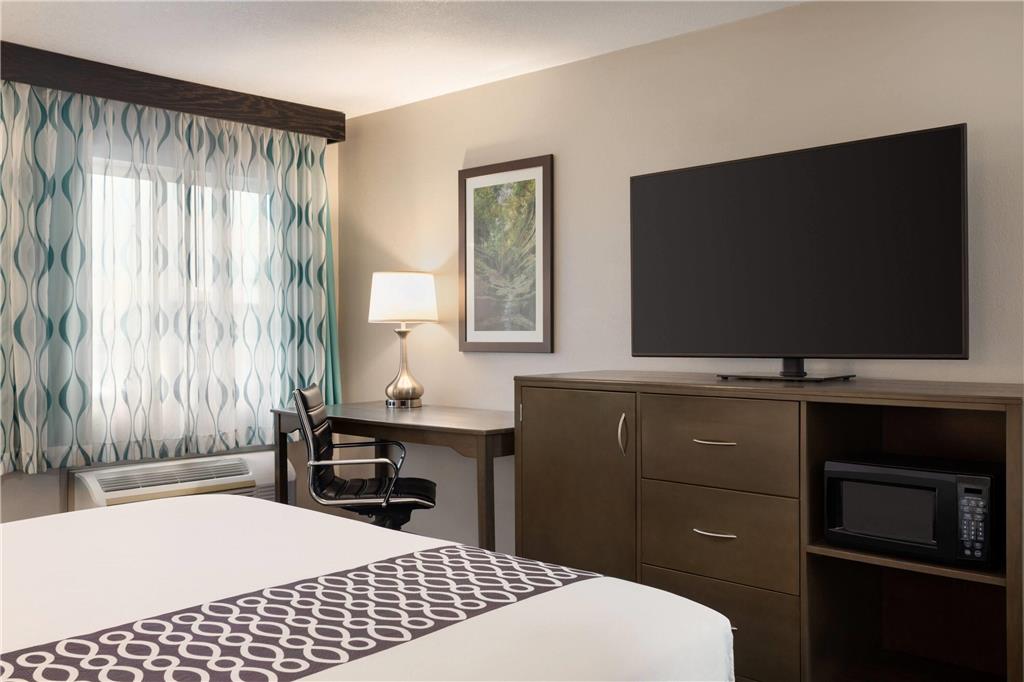 La Quinta Inn & Suites by Wyndham Peru Starved Rock St Park - photo 11