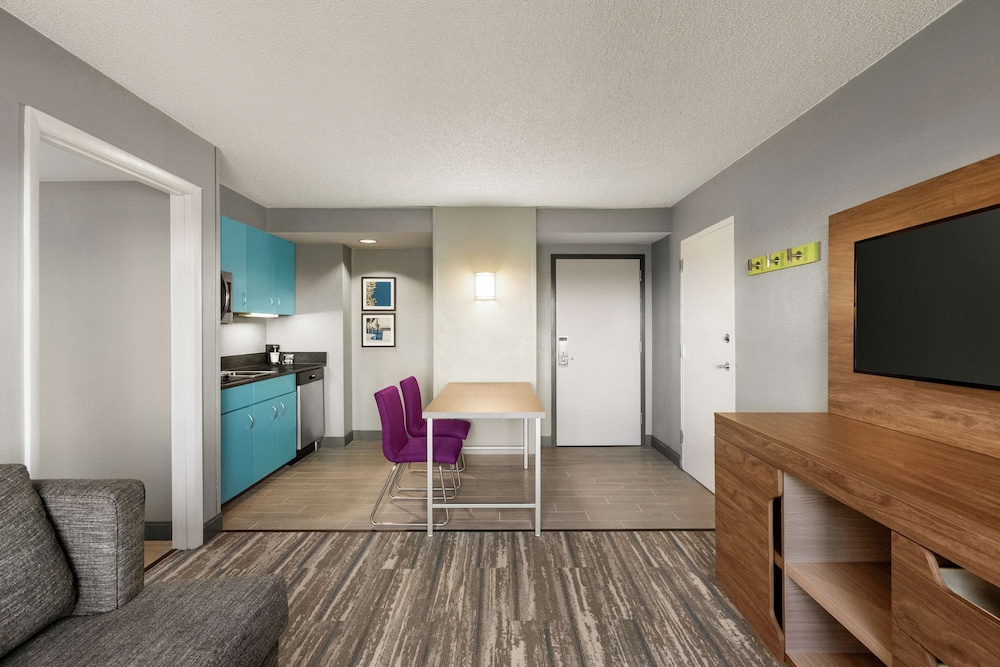 Hampton Inn & Suites Fort Lauderdale Airport - photo 19