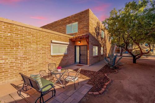 Charming dog friendly 2BR 1BA with Pool Mountain Views — 4-Star Luxury Hotel in Tucson, United States