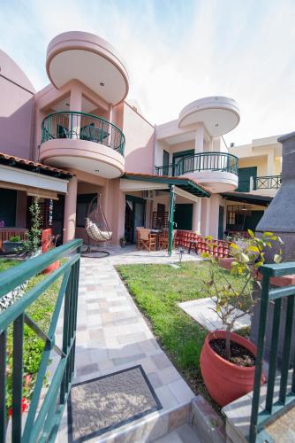 Stella's Beach House — 4-Star Luxury Hotel in Nikiti, Greece