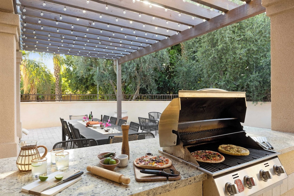 The Date Palm Estate by Avantstay Expansive Estate w Game Room Backyard Oasis w Pool & Spa - photo 43