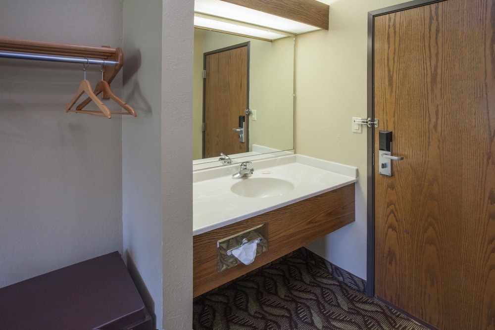 Super 8 by Wyndham Dwight - photo 10