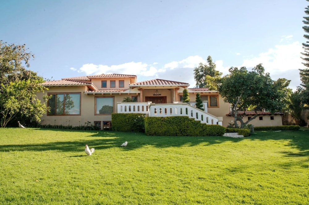 BUHO Luxury Guayllabamba Home BBQ Jacuzzi Pool — 4-Star Luxury Hotel in Quito, Ecuador